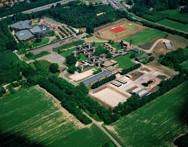 835170 Luchtfoto van de Politieschool De Boskamp (Appelweg 1) te Leusden; linksboven het Advies- en Ingenieursbureau ...